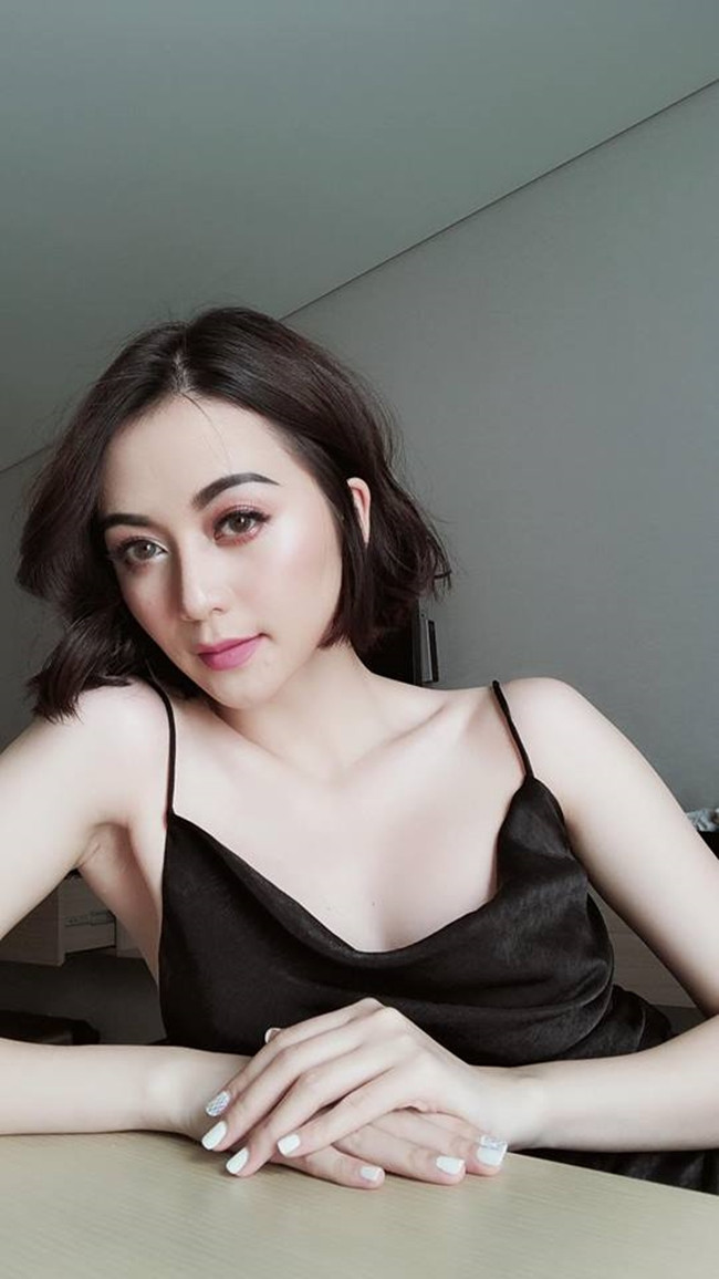 Thiều Bảo Trang bất ngờ "xuống tóc" vào cuối năm 2018. Nhiều người khen ngợi nữ ca sĩ trông trẻ trung, gợi cảm và hiện đại hơn với mái tóc ngắn.