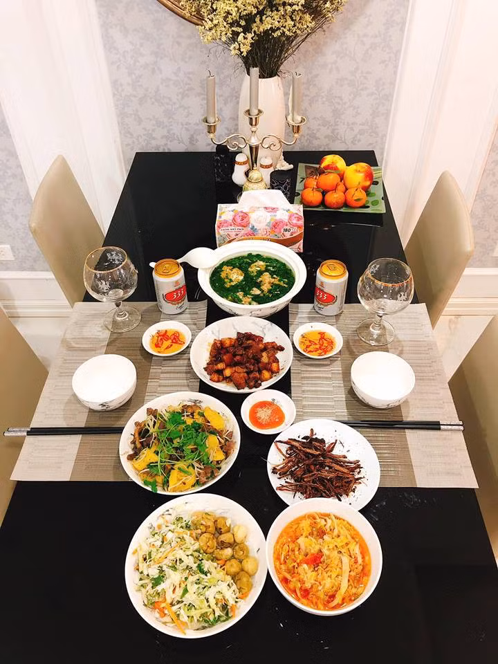 Cô thường xuyên khoe những món ăn mình chuẩn bị và chia sẻ mình nấu ăn rất ngon khi nhiều người tỏ vẻ ngạc nhiên vì các bữa ăn cô chuẩn bị.