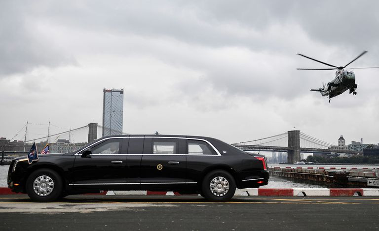 Được biết, chiếc limousine này mang thương hiệu Cadillac được thiết kế như một chiếc xe tăng, với cửa xe dày tới 20 cm, các cửa sổ lắp kính chống đạn giúp xe an toàn trước mọi cuộc tấn công bằng vũ khí cá nhân, súng phóng lựu,... Ảnh: Getty. 