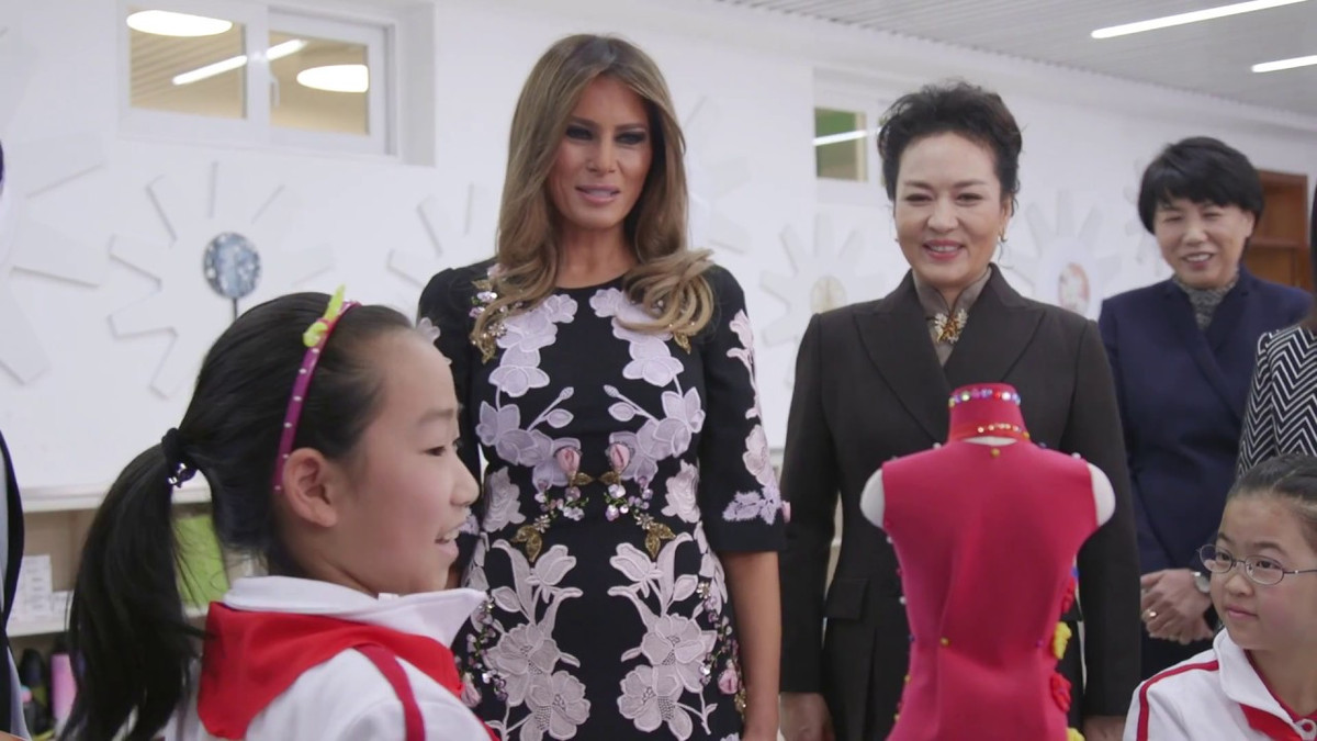 Đệ nhất phu nhân Melania cùng bà Bành Lệ Viện thăm một ngôi trường tại Trung Quốc. Sau khi kết thúc các hoạt động, bà Melania Trump đã rời Trung Quốc về Mỹ. Ảnh: Youtube.
