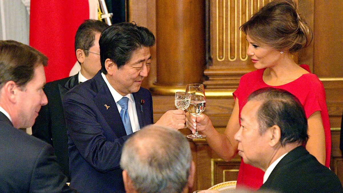 Đệ nhất phu nhân Melania nâng cốc cùng Thủ tướng Nhật Bản Shinzo Abe. Ảnh: Getty.