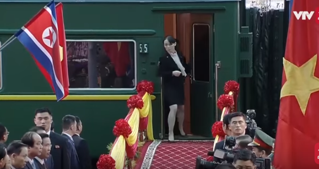 Khi đoàn tàu chở nhà lãnh đạo Triều Tiên Kim Jong-un tới ga Đồng Đăng (Lạng Sơn) sáng nay, bà Kim Yo Jong được nhìn thấy mở cửa lên xuống tàu và bước ra ngoài quan sát. Ảnh chụp màn hình VTV24.