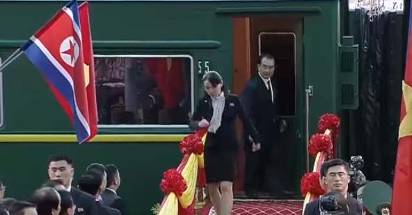 Được biết, trước khi bà Kim Yo Jong xuất hiện, ông Kim Chang Son, người có vai trò như Chánh văn phòng của nhà lãnh đạo Triều Tiên Kim Jong-un, đã bước ra khỏi tàu trước và quan sát xung quanh. Ảnh chụp màn hình VTV24.