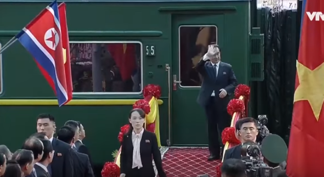 Hình ảnh bà Kim Yo Jong tại ga Đồng Đăng. Ảnh chụp màn hình VTV24.