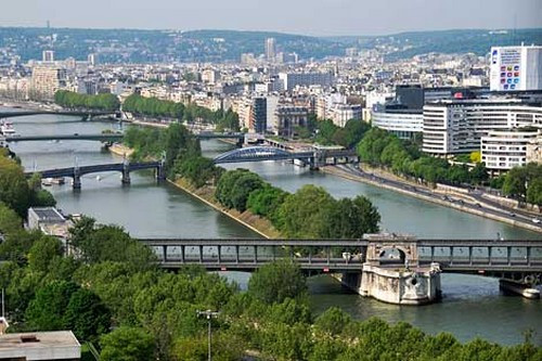Île aux Cygnes in France là một quần đảo nhân tạo nhỏ ở Seine, Paris, Pháp. Nó được hình thành từ năm 1827 và có ba cây cầu bắc qua đảo này.