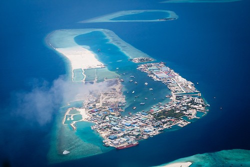 Thilafushi ở phía tây của thủ đô Malé, Maldives, là hòn đảo nhân tạo với chức năng như là một "thành phố bãi rác". Mời độc giả xem thêm video: Ghé thăm ngôi làng ở "Tận cùng Trái đất" (Nguồn: VTC14)