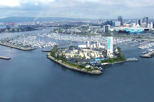 Quần đảo THUMS ở Vịnh San Pedro là quần đảo nhân tạo ngoài khơi bờ biển Long Beach, bang California, Mỹ. Đảo Grisson và Freeman là những hòn đảo đẹp nhất trong quần đảo này.