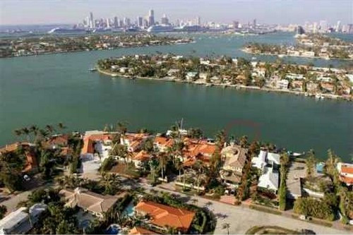 Quần đảo Venetian là chuỗi đảo nhân tạo được nối với nhau bằng những cây cầu từ đất liền Miami tới thành phố Miami Beach ở bang Florida, Mỹ. Đảo Flagler Memorial, được xây dựng vào năm 1920, thuộc quần đảo này không có người sinh sống.