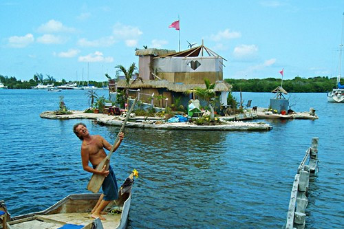 Đảo Spiral là đảo nổi nhân tạo nổi tiếng ở Mexico. Hòn đảo này từng bị sóng thần Emily phá huỷ năm 2005, nhưng sau đó được xây dựng lại với quy mô lớn hơn. Từ năm 2008, hòn đảo thay thế có tên Joyxee được mở cửa cho du khách tham quan.