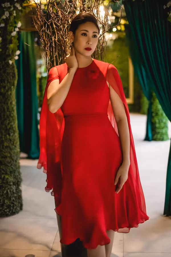 Trong bộ ảnh mới nhất, Hoa hậu Việt Nam 1992 Hà Kiều Anh giới thiệu các thiết kế mang tính ứng dụng cao của nhà thiết kế Công Trí.