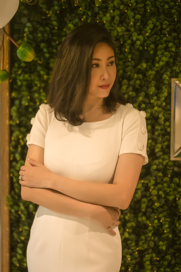 Gam màu trắng vừa làm nổi bật làn da trắng mịn, vừa tôn đường nét thanh lịch của Hà Kiều Anh.