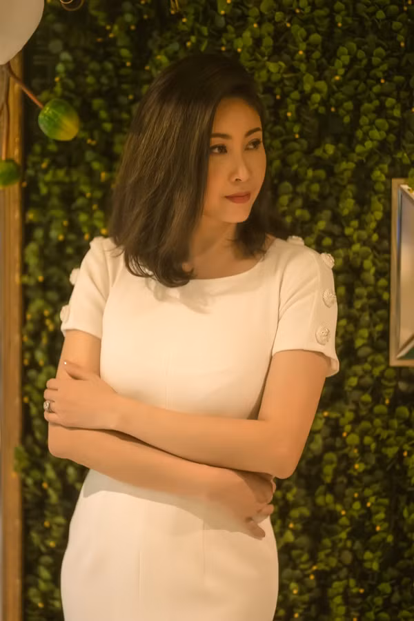 Gam màu trắng vừa làm nổi bật làn da trắng mịn, vừa tôn đường nét thanh lịch của Hà Kiều Anh.