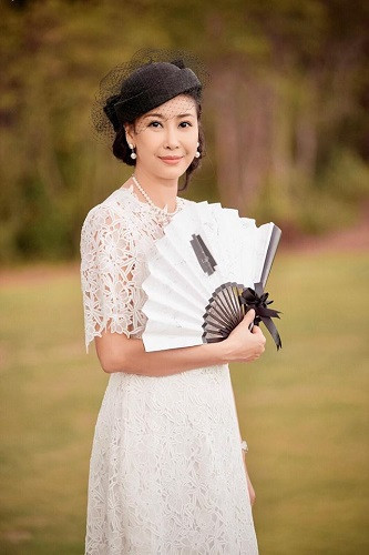 Hoa hậu Hà Kiều Anh đã rất tinh tế khi sử dụng mũ đội đầu kết hợp mạng che mặt, trang sức ngọc trai và đôi sandal trắng buộc nơ nhỏ điều đàng, mang phong cách cổ điển. Nhìn Hà Kiều Anh, người ta liên tưởng tới phong cách thời trang trong đám cưới của Hoàng gia.