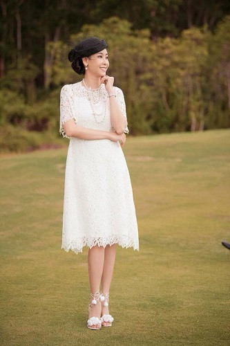 Hà Kiều Anh mặc bộ trang phục được thiết kế tối giản bằng chất liệu ren cao cấp với phom, dáng ôm ở phần trên và cúp chữ A ở phần dưới.