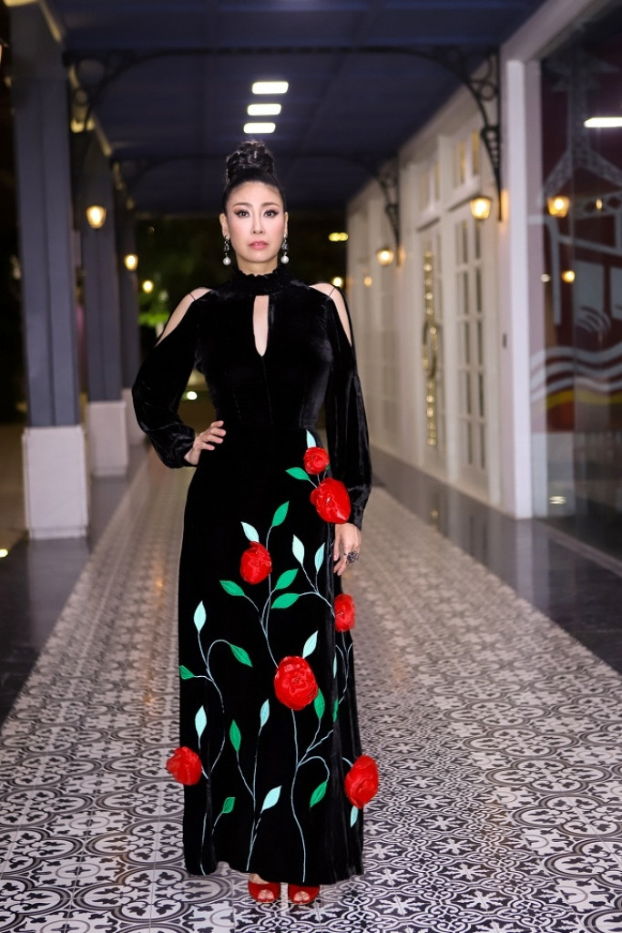 Trang phục với tông màu đen kết hợp thêu tay và phần tóc được búi cao làm tôn lên vẻ đẹp sang trọng, mặn mà của Hà Kiều Anh. Dẫu đã là gương mặt gạo cội trong giới nghệ thuật.