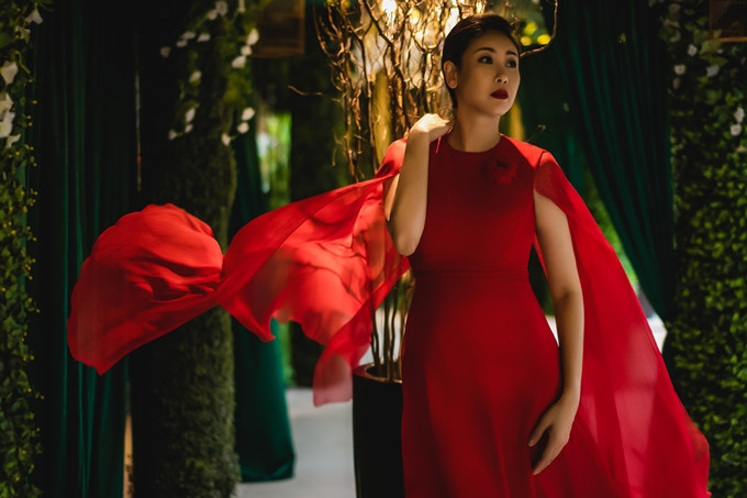 Bộ sưu tập sử dụng chất liệu chính là voan, lụa... tạo độ mềm mại và nữ tính cho trang phục kết hợp phần tay áo bay bổng, chuyển động theo từng bước chân của người mặc.