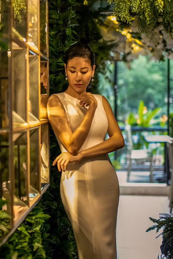 Hoa hậu Việt Nam 1992 hướng đến hình ảnh quý phái, sang trọng trong chiếc váy gam trắng đơn giản nhưng không kém phần tinh tế.