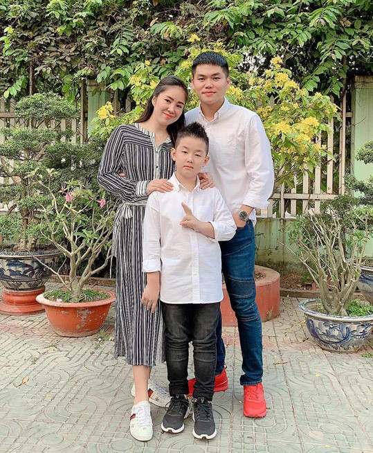 Vợ chồng Lê Phương và con trai Cà Pháo đăng ảnh mừng năm mới từ sáng sớm. Từ ngày kết hôn, Lê Phương được chồng trẻ Trung Kiên chăm sóc chu đáo. Gần đây, cô công bố thông tin đã có thai con thứ hai. Ở những tháng đầu thai kỳ, gương mặt và vóc dáng của nữ diễn viên chưa thay đổi nhiều.