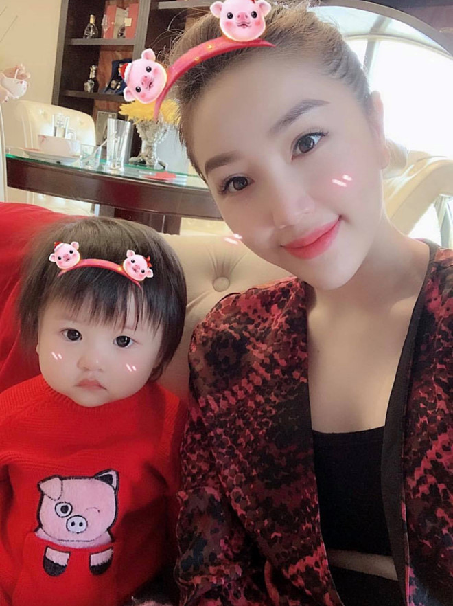 Bảo Thy đón Tết bên gia đình. Sáng mùng 1, cô đăng ảnh mặc áo đỏ ton-sur-ton với cháu gái. Trước đây, cô cũng thường xuyên khoe ảnh cháu gái trên trang cá nhân.