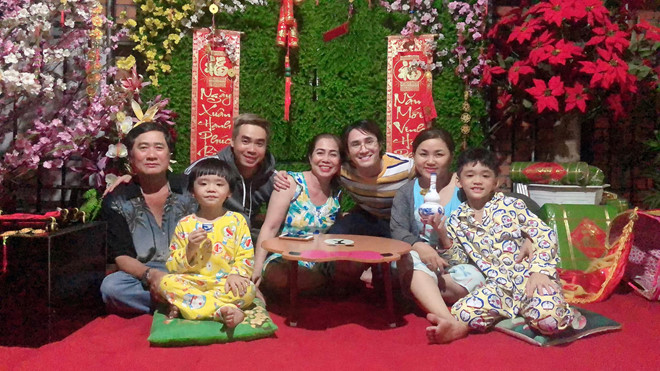 Huỳnh Lập sum vầy cùng gia đình trong khoảnh khắc giao thừa. Năm qua, anh làm việc vất vả, liên tục ra những sản phẩm chất lượng. Vì vậy, Tết là dịp hiếm hoi anh có thể dành thời gian cho gia đình.