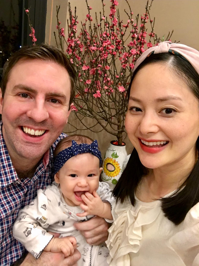 Lan Phương khoe hình gia đình với con gái nhỏ và chồng Tây. Đây là Tết đầu tiên của cô ở vai trò làm mẹ. Trước Tết, nữ diễn viên chăm chỉ làm việc đến lao lực, phải vào bệnh viện. Sau đó, cô dành thời gian để nghỉ dưỡng và chăm chút tổ ấm ngày Tết.