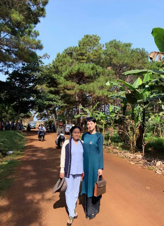Hiền Hồ trở về quê nhà Đắk Lắk đón Tết cùng gia đình. Sáng ngày đầu năm, cô cùng mẹ đi lễ chùa. Nữ ca sĩ diện áo dài xanh phong cách cổ điển.