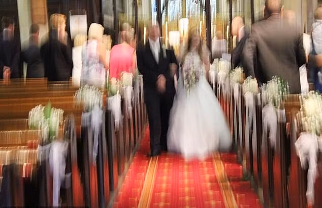 200 cap vo chong kien cong ty nay vi chup anh cuoi qua xau-Hinh-2