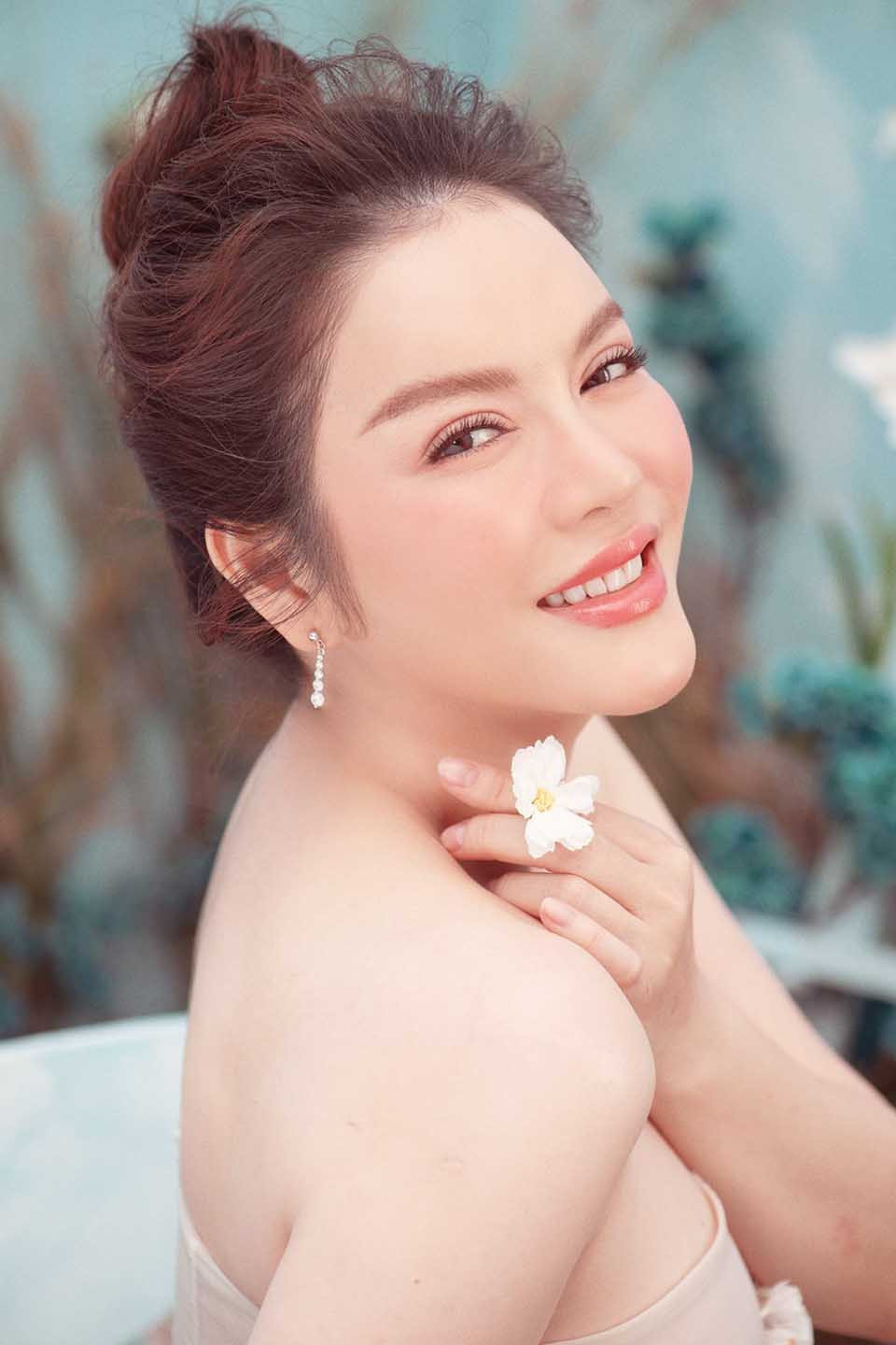 Ly Nha Ky bat ngo tiet lo gia the ban trai sap cuoi, giau kin 9 nam