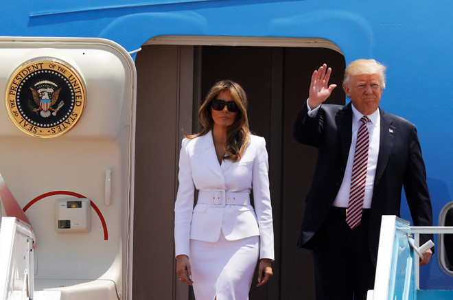 Ông Trump và phu nhân Melania bước xuống chiếc Air Force One tại sân bay ở Israel ngày 22/5/2017. Ảnh: Reuters. 