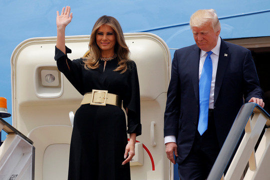 Mặc dù vậy, Đệ nhất phu nhân Mỹ Melania đã nhiều lần tháp tùng chồng trong các chuyến công du nước ngoài. Hồi tháng 5/2017, bà Melania đã tháp tùng Tổng thống Trump trong chuyến công du nước ngoài đầu tiên của ông trên cương vị tổng thống. Ảnh: Đệ nhất phu nhân Melania và Tổng thống Trump bước xuống chiếc Không lực Một tại sân bay ở thủ đô Riyadh (Saudi Arabia) hôm 20/5/2017. Ảnh: Reuters. 