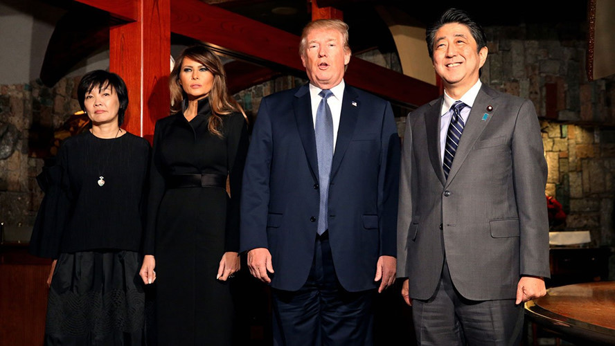 Ảnh từ trái sang: Đệ nhất phu nhân Nhật Bản Akie Abe, Đệ nhất phu nhân Mỹ Melania Trump, Tổng thống Trump và Thủ tướng Nhật Bản Shinzo Abe chụp ảnh chụp tại nhà hàng Ukaitei ở thủ đô Tokyo, Nhật Bản, ngày 5/11. Ảnh: Getty. 