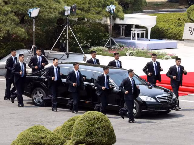 Ngoài ra, lực lượng thuộc Bộ Tư lệnh Cảnh vệ tạo thành vòng bảo vệ thứ hai và ba xung quanh ông Kim Jong-un. Các nhân viên thuộc cơ quan này thiết lập một lớp bên ngoài đội cận vệ của ông Kim, trong khi lớp bảo vệ thứ ba được bố trí gần đường phố và các cơ sở hạ tầng trong phạm vi 800 m. Ảnh: Đội vệ sĩ bảo vệ ông Kim Jong-un tới tham dự Thượng đỉnh liên Triều hồi tháng 4/2018. Ảnh: Getty.