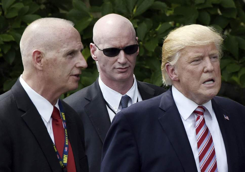 Các nhân viên Mật vụ Mỹ được đào tạo bài bản, có thể sử dụng nhiều loại vũ khí và thực nghiệm chuyên sâu các tình huống. Họ được trang bị các loại súng chuyên dụng tối tân cùng những thiết bị nghe nhìn hiện đại. Ngoài vũ khí, nhiều người trong số họ còn mang theo túi máu và dụng cụ sơ cứu đề phòng các trường hợp khẩn cấp. Ảnh: Independent.