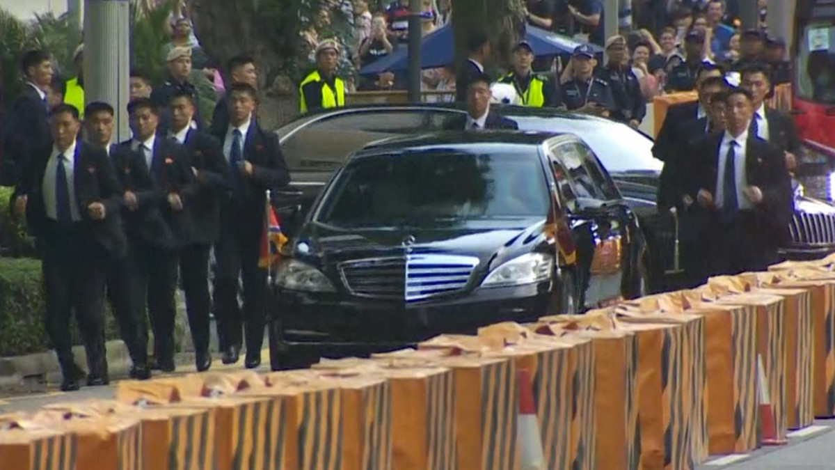 Còn nhớ trong cuộc gặp Thượng đỉnh Mỹ-Triều tại Singapore hồi tháng 6/2018, hình ảnh dàn vệ sĩ mặc suit đen chạy bộ bên cạnh chiếc xe hộ tống nhà lãnh đạo Triều Tiên Kim Jong-un đã thu hút sự chú ý của giới truyền thông. Đó chính là vòng đầu tiên trong hệ thống an ninh 3 tầng nhằm đảm bảo an toàn cho ông Kim. Ảnh: NU.