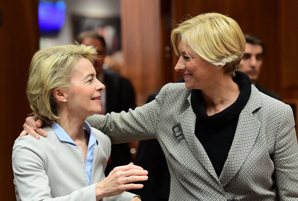 Bộ trưởng Quốc phòng Đức Ursula von der Leyen (trái) và người đồng cấp Italy Roberta Pinotti cười tươi trước một cuộc họp tại Hội đồng Châu Âu ở Brussels, Bỉ, ngày 14/11/2016.