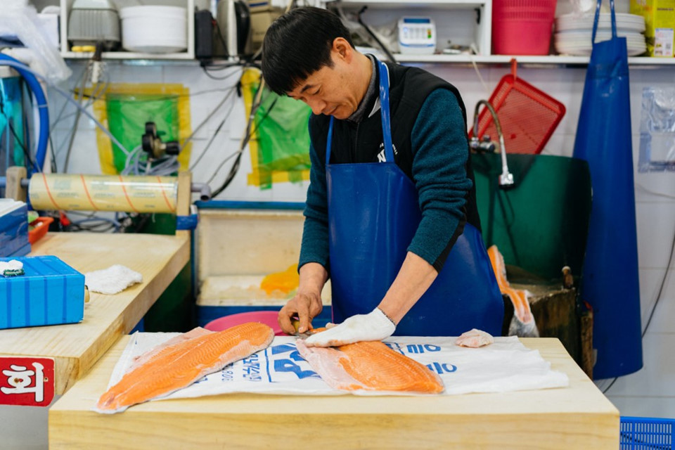 Sau khi tự tay "đánh bắt" những món hải sản vừa ý, bạn có thể nhờ người bán sơ chế, cắt thái theo ý muốn của bạn ngay tại chỗ. Các quán ăn bên trong Noryangjin nhận nấu những món hàng tươi bạn vừa mua tại một cửa hàng trong chợ thành những món ăn ngon lành.