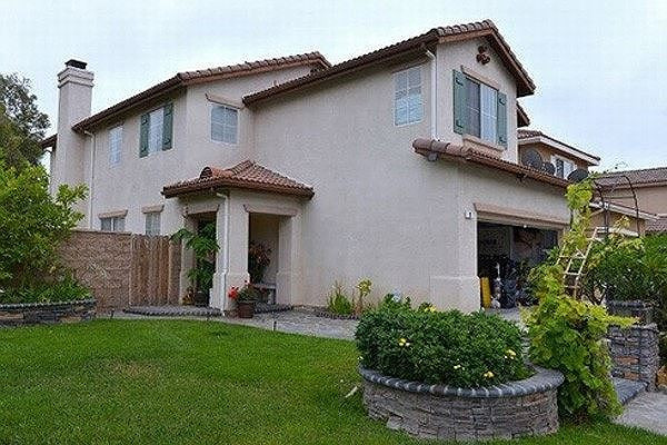 Ngôi nhà vườn của gia đình Thu Phương có diện tích hơn 700 m2, trong đó diện tích khu vườn gần 500 m2, tràn ngập màu xanh mướt mắt.