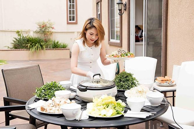 Ngoài căn biệt thự nhà vườn ở California (Mỹ), Thanh Thảo còn sở hữu ba căn nhà ở Việt Nam. Trong đó, một căn hộ cô vẫn thường xuyên lui tới khi về nước, một căn nhà được nữ ca sĩ dành tặng mẹ và các em, căn còn lại được người đẹp cho thuê.