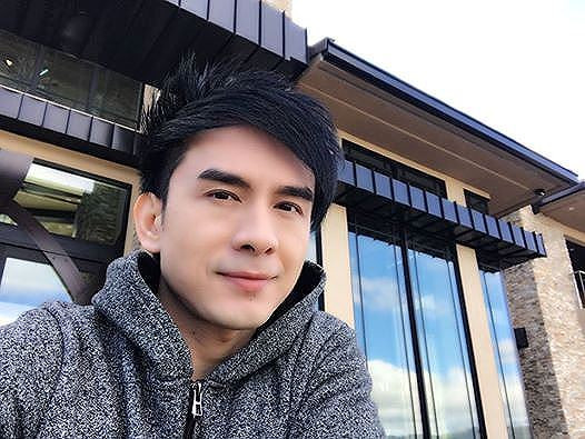 Thủy Tiên - vợ Đan Trường - cho biết khu nhà ở có diện tích 1.500 m2, còn lại là khuôn viên bao quanh. Kiến trúc sư của biệt thự này từng thiết kế nhà cho diva Céline Dion.