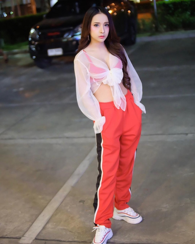 Danh tiếng của người đẹp xứ sở chùa Vàng “nổi như cồn” khắp Á châu nhờ bộ ảnh tắm suối. Thỉnh thoảng, Barbie Mozz vẫn nhận lời làm mẫu nội y cho các hãng thời trang danh tiếng.