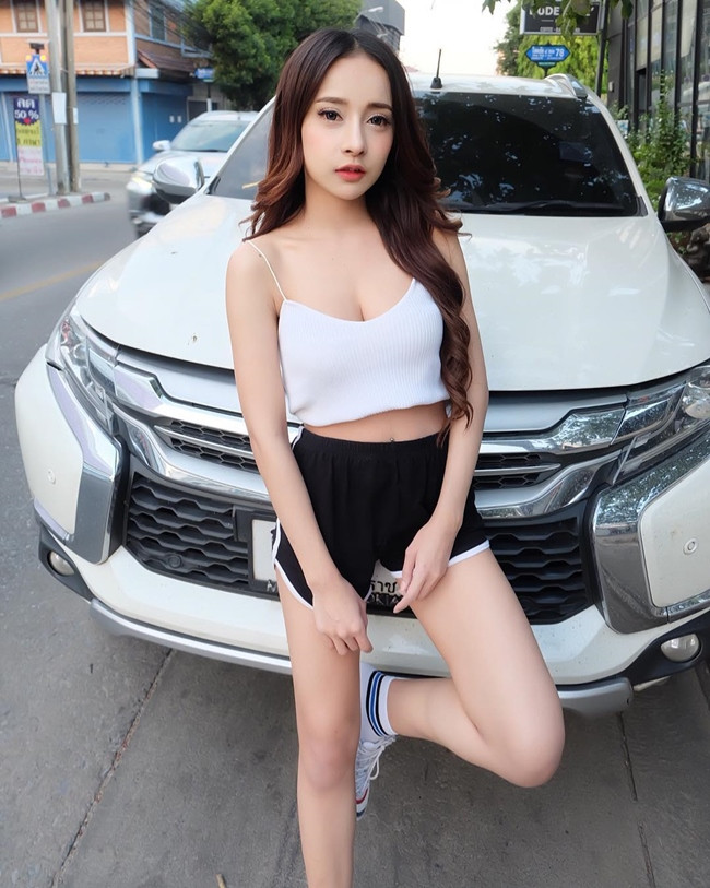 Cô nàng cũng sắm được xe hơi làm phương tiện đi lại, biểu diễn.