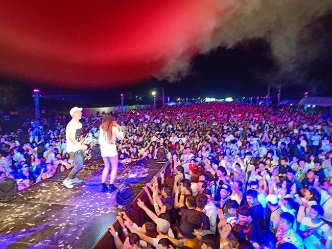 Nhờ gương mặt xinh đẹp, thân hình nóng bỏng, "thiên thần tắm suối" rất đắt show.