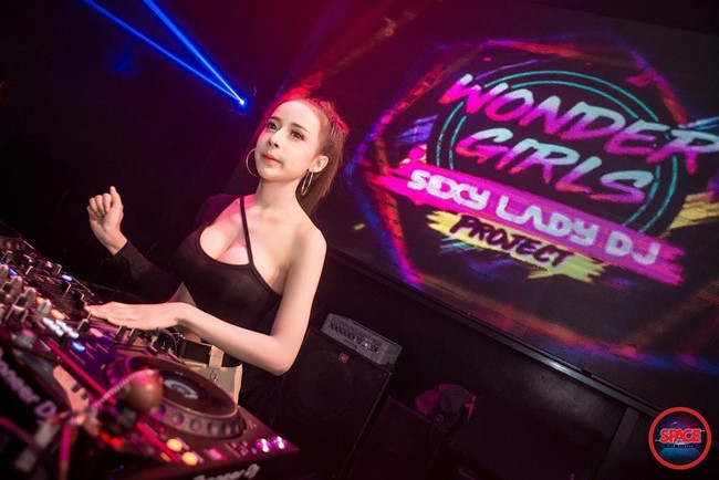 Nhờ nổi tiếng, những show diễn có sự xuất hiện của DJ 9X đều trở nên kín chỗ. Thậm chí, ở một vài quán bar khách còn "cháy" chỗ.