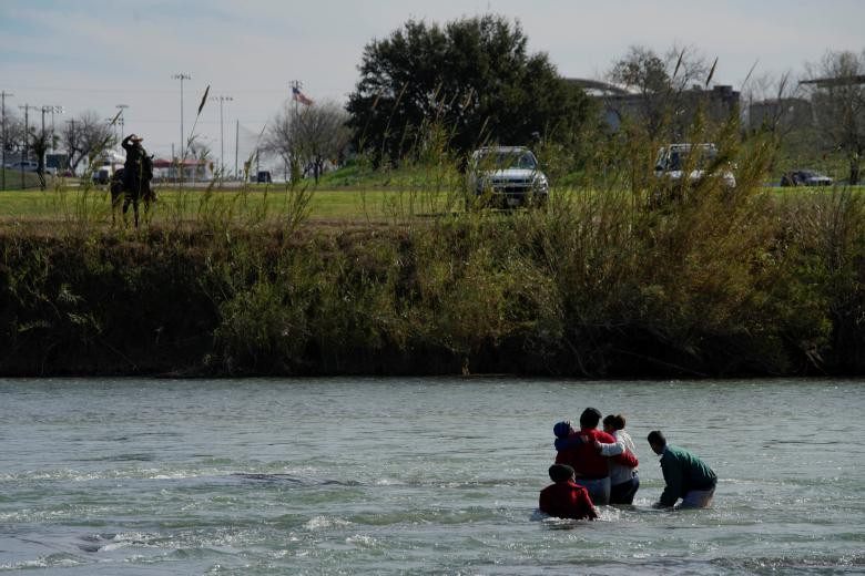 Di dan lieu mang vuot song sang My, ong Trump se manh tay?-Hinh-2