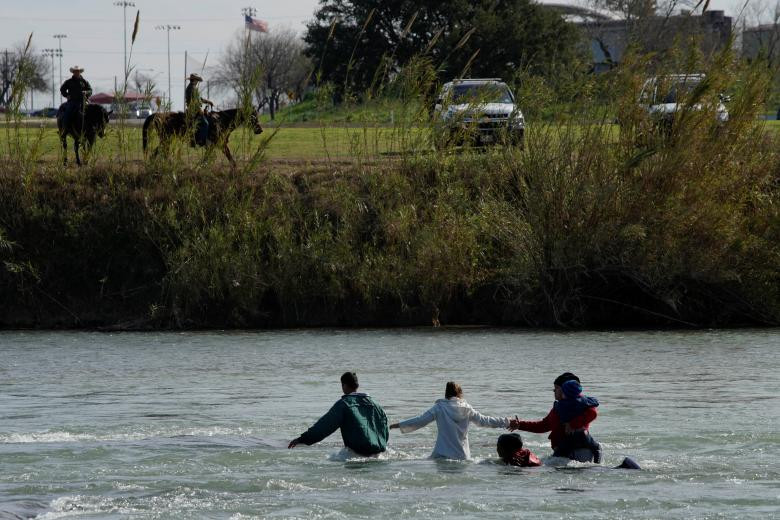 Di dan lieu mang vuot song sang My, ong Trump se manh tay?-Hinh-12