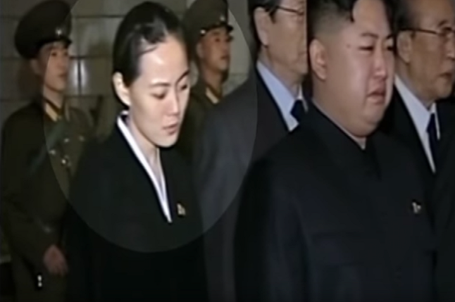 Bà Kim Yo Jong xuất hiện nhiều lần cùng anh trai Kim Jong-un trong lễ tang của cha, cố Chủ tịch Kim Jong-il, vào tháng 12/2011. Ảnh: EN.