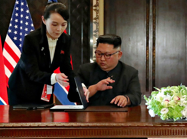 Được biết, bà Kim Yo Jong chính là trợ lý thân cận đã hỗ trợ nhà lãnh đạo Triều Tiên Kim Jong-un trong hội nghị thượng đỉnh lần Mỹ - Triều lần 1 tại Singapore vào tháng 6/2018. Ảnh: WW.