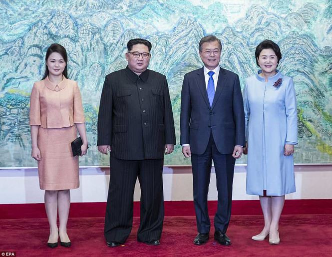 Từ trái sang phải: Đệ nhất phu nhân Triều Tiên Ri Sol-ju, nhà lãnh đạo Kim Jong-un, Tổng thống Hàn Quốc Moon Jae-in và phu nhân Kim Jung-sook chụp ảnh lưu niêm. Ảnh: EPA.
