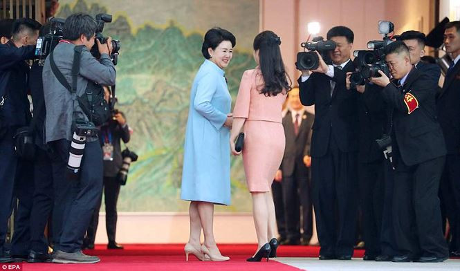 Bà Ri Sol-ju được Đệ nhất phu nhân Hàn Quốc Kim Jung-sook chào đón nồng nhiệt. Ảnh: EPA.