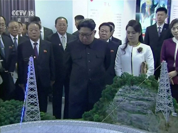 Đệ nhất phu nhân Triều Tiên Ri Sol-ju cùng chồng thăm một viện bảo tàng ở Trung Quốc. Ảnh: Reuters.